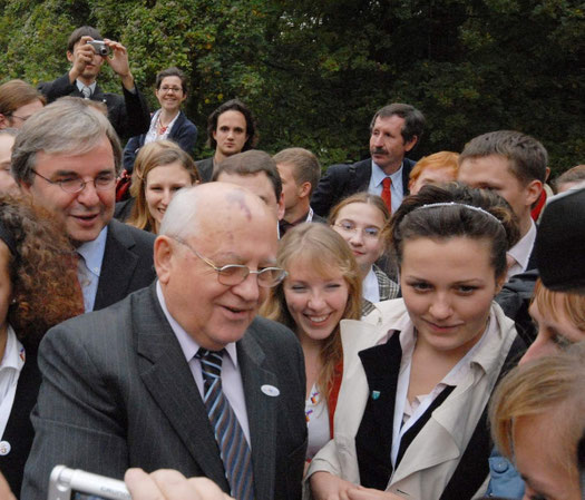 2007 г., Михаил Горбачёв и обербургомистр Висбадена Г. Мюллер (слева) на Нероберге, где расположена русская церковь. Фото Dr. Weichel