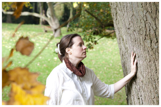 Birgit Schimkus, in contact with an oak tree 