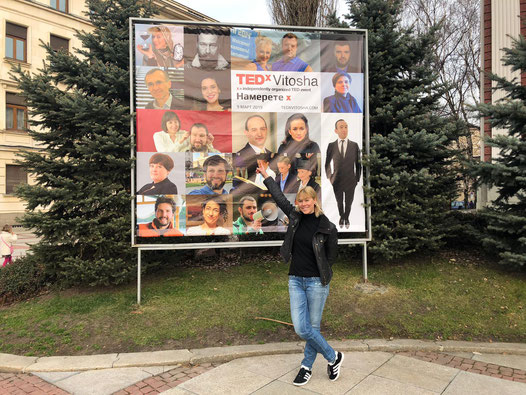 Anna Jelen vor TEDx Vitosha-Plakat © Anna Jelen, The Time Expert