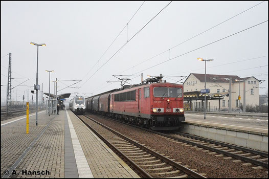 Am 2. Januar 2016 durchfährt 155 138-1 mit ihrem Güterzug den Bf. Bitterfeld gen Leipzig