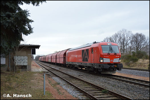 Am 1. Februar 2018 ist die Lok im typischen DB-rot unterwegs. Mit Gipsleerzug (Großkorbetha - Chemnitz-Küchwald) durcheilt "Gustl" den ob. Bf. von Wittgensdorf. Der zweite Einsatz einer BR 247 an dieser Leistung