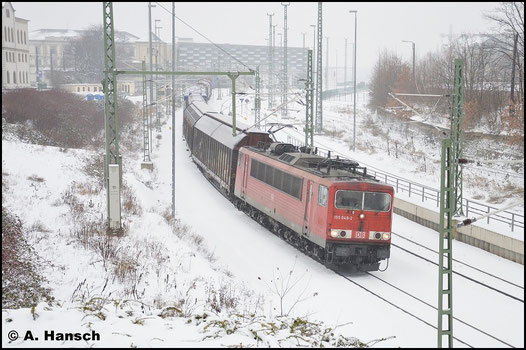 Am 23. Januar 2016 hat 155 048-2 den GA 52811 nach Mosel im Schlepp und verlässt hier gerade Chemnitz Hbf.