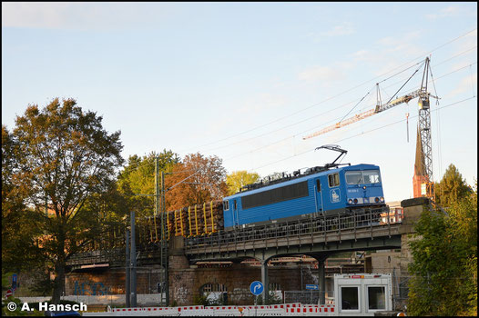 Am 29. September 2020 trägt die Lok dann das typische "Press-blau". Mit Holz aus Pockau-Lengefeld überquert sie am Abend den Viadukt über der Augustusburger Str. in Chemnitz