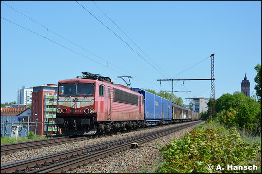 Mit "blauem Auge" bzw. rotem Lampenring begegnet mir die Lok am 4. Mai 2018 auf dem Bäckerviadukt in Chemnitz. Am Haken hat sie den GA 52813 nach Mosel