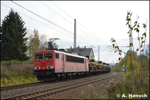 Am 2. November 2017 zieht 155 157-1 einen der zu dieser Zeit so viel verkehrenden amerikanischen Militärzüge durch Chemnitz-Furth in Richtung Riesa