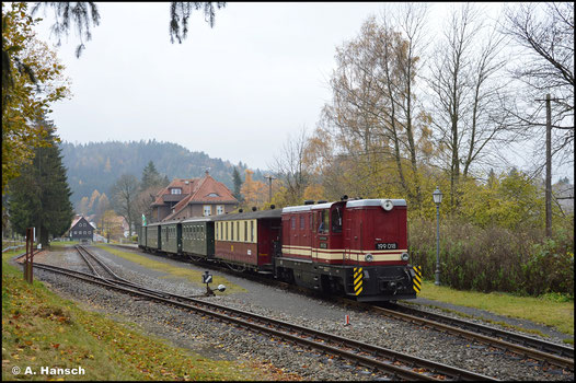 Am 06. November 2021 fährt 199 018 mit ihrem Zug nach Zittau aus dem Bf. Kurort Jonsdorf aus