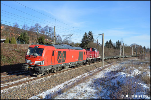 Am 19. Januar 2019 treffe ich 247 906-1 bei bestem Winterwetter in Chemnitz-Hilbersdorf an. Vor 290 371-4 bringt sie einen Leermilitärzug von Marienberg nach Zwickau