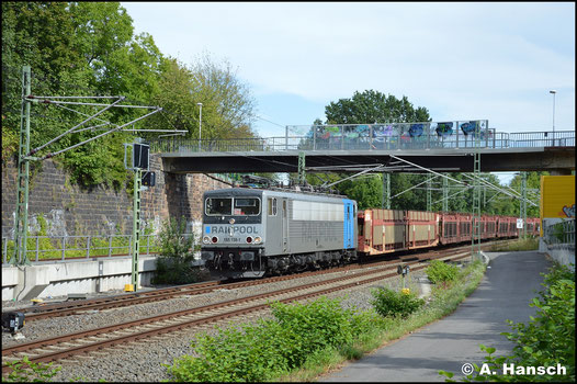 Nach der Übernahme der Loks der BR 155 der DB von Railpool, ist es 155 138-1, die auch optisch den Besitzer widerspiegelt. Der Exot durchfährt am 9. August 2019 mit Autoleerzug das Chemnitzer Stadtgebiet