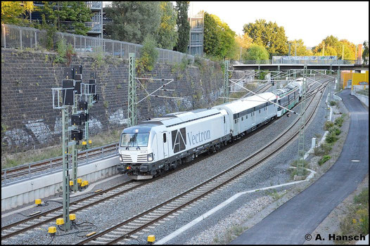 247 902-0 hat am 28. September 2015 eine Straßenbahn vom Typ Citylink zwischen zwei RailAdventure-Messwagen am Haken. Diese Fuhre ist für mehrere Tage im Raum Chemnitz für Testfahrten unterwegs. Hier zu sehen kurz vor Chemnitz Hbf.