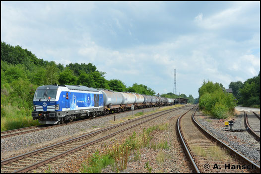247 907-9 (InfraLeuna 251) kommt am 28. Juni 2017 in Wittgensdorf ob. Bf. mit ihrem Kesselzug aus Hartmannsdorf zum Stehen