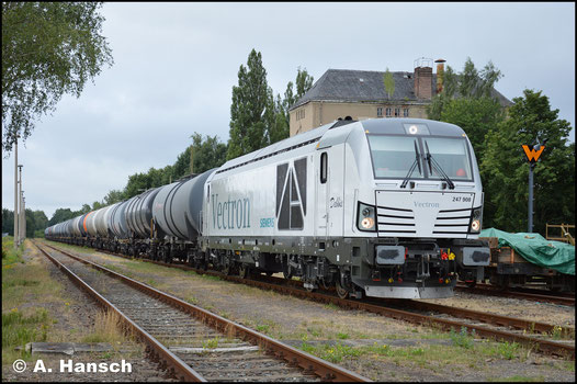 Am 25. Juli 2017 half 247 908-7 am Kesselzugverkehr nach Hartmannsdorf aus. Im Zielbahnhof wartet sie hier mit Leerkessel auf Abfahrt