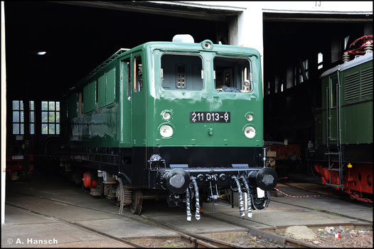 211 013-8 wird aktuell vom Glauchauer Eisenbahnverein aufgearbeitet. Am 26. September 2021 konnte ich die frisch lackierte Lok im Bw Glauchau fotografieren