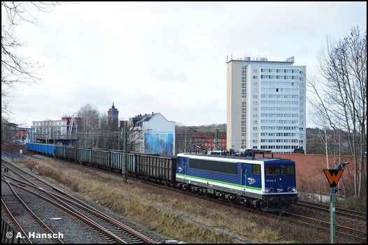 Am 28. Januar 2016 ist das PRESS-blau schon wieder Geschichte und wurde durch das typische IntEgro-Farbkleid ersetzt. Mit Dgs 48481 nach Cottbus durchfährt die Lok den Chemnitzer Südbahnhof