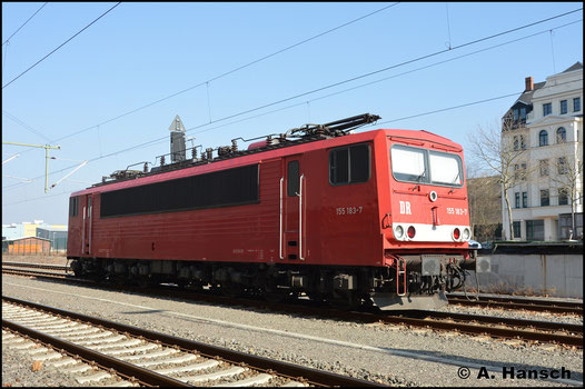 Am 4. März 2018 konnte ich 155 183-7 in Chemnitz Hbf. ablichten. Sie gehört Mike Ampft Eisenbahndienstleistungen und ist im späten DR-Farbschema lackiert