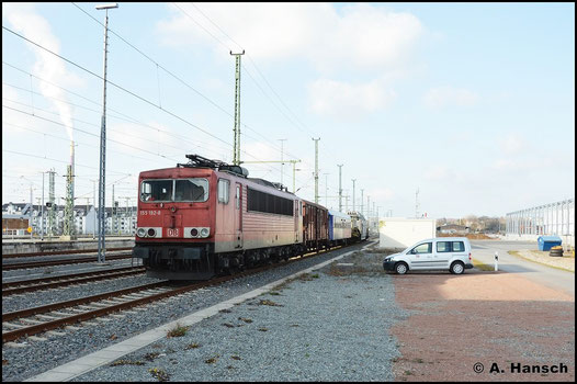 Am 1. April 2016 steht 155 192-8 mit ES 62649 in Chemnitz Hbf. Es handelt sich um einen Trafotransport von Zossen nach Hof zu Siemens, der wegen seiner geringen Höchstgeschwindigkeit erst nachts weiter fährt