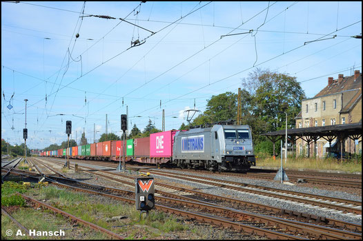 386 006-1 hat am 2. September 2020 einen langen Containerzug am Haken. In Leipzig-Wiederitzsch entstand ein Foto der Fuhre