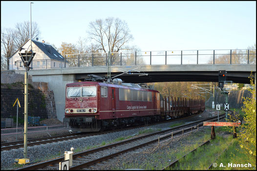 Ihre Zukunft sicherte das Unternehmen CLR, welches der Lok außerdem das DR-Farbschema zurück spendierte. Als Wagenlok läuft 155 016-9 am 07. Mai 2021 an einem leeren Holzzug nach Freiberg mit. Hier unterquert die Fuhre die Zschopauer Str. in Chemnitz