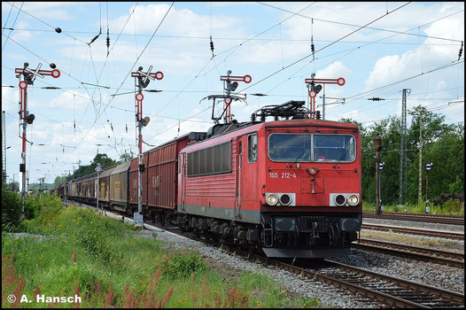 Die Flügelsignale in Altenburg Hbf. bieten eine schöne Kulisse für Eisenbahnfotografen. Am 21. Juli 2015 zieht 155 212-4 (inzwischen mit Rechteckpuffern unterwegs) einen Autoteilezug durch den Bahnhof