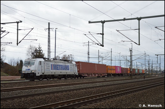 Am 06. Februar 2022 zieht 386 005-3 einen Containerzug durch Luth. Wittenberg gen Falkenberg