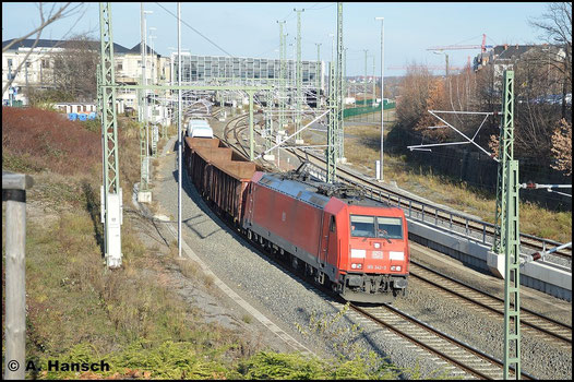 Am 3. Dezember 2015 wird EZ 52523 über Chemnitz umgeleitet. Beim Verlassen des Hbf. konnte ich die Fuhre um 185 342-3 festhalten
