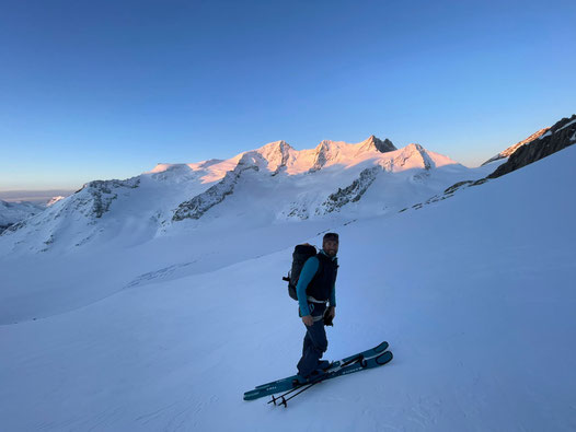 Oliver Zurbrügg frühmorgens auf einer Skitour bei schönsten Verhältnissen