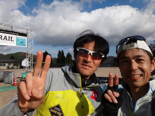 ゴールしてすぐ、大会プロデューサーの鏑木さんと