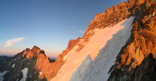 Coucher de soleil sur Pelvoux, Pic sans Nom et Ailefroide depuis le bivouac de la tour du Géant.