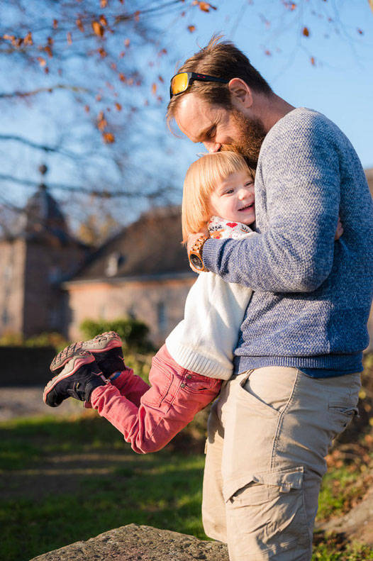 Ein Kind springt ihrem Vater glücklich in die Arme.