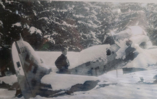 Karl Englmair vor der Focke Wulf 190 im Winter 1945/46. Mit Selbstauslöser fotografiert. 