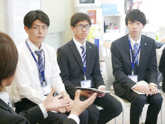 真剣な眼差しで説明を聞いていました。