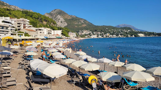 Der dicht besiedelte Strand von Sutomore