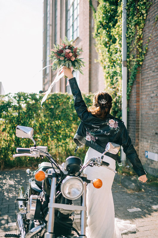 bruid stoer in custom jasje, schoenen of hoed