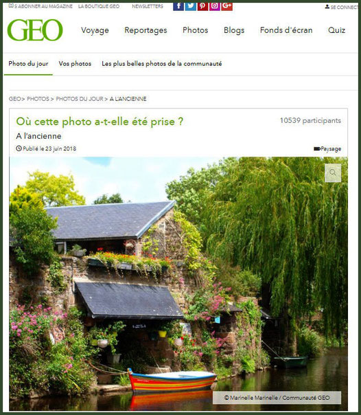 Ancien lavoir fleuri et son canot multicolore avec reflets, en bordure du Trieux, Pontrieux, Côte d'Armor (22) 