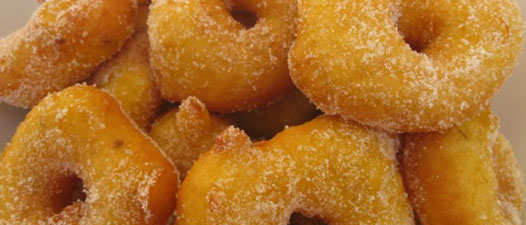 Los buñuelos de calabaza son un dulce típico de la gastronomía española, especialmente populares en Valencia durante las Fallas. Se caracterizan por su textura crujiente por fuera y esponjosa por dentro. 