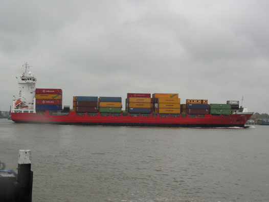 PETIT PORTE CONTAINERS ENTRANT A ROTTERDAM