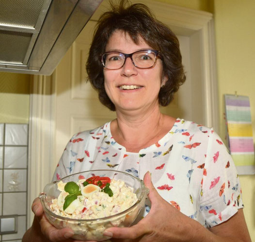 Angela Wolfsteller mit ihrem Salat.