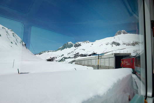 Schneewände am Oberalp-Pass