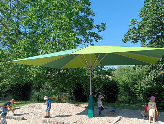 ✅ may Sonnenschirm SCHATTELLO 4x6 m mit Prallschutz als Sonnenschutz für einen Sandkasten in einem Kindergarten in Veldenz, Rheinland-Pfalz von FINK Sonnenschirme