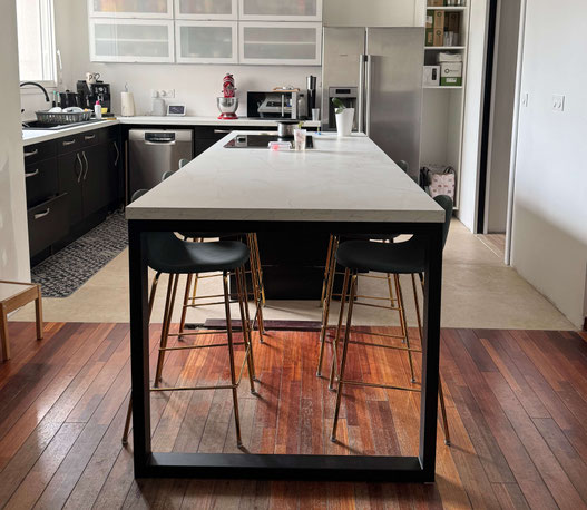 pied de table rectangulaire sur-mesure pour cuisine.