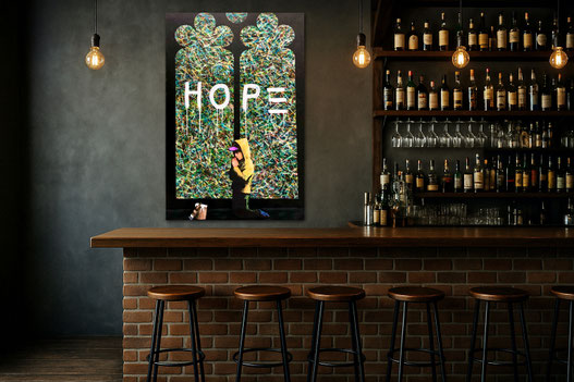 Stilvolles Bar-Interior mit dem vertikalen Street-Art Gemälde HOPE von Divo Santino an einer dunklen Akzentwand.