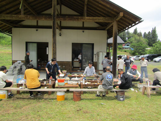 令和7年6月8日　花苗植えや草刈りを終えた後の「さなぶり交流会」の様子