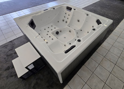 High-End Outdoor-Whirlpool