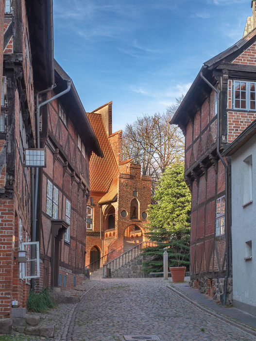 Altstadthäuser, im Hintergrund das alte Rathaus der Stadt