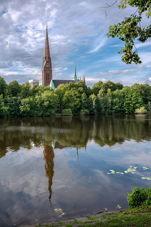 St. Gertrud, Kuhmühlenteich; Mundsburgturm