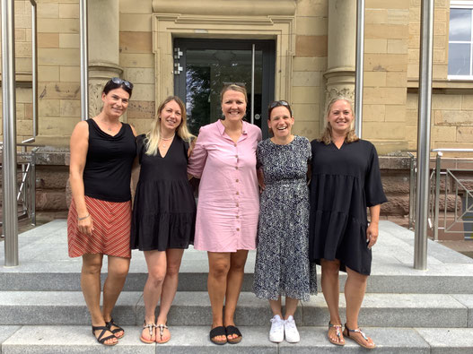 Team 3 vor dem Schulgebäude