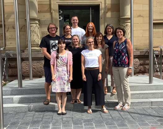 Team Zizenhausen vor dem Schulgebäude