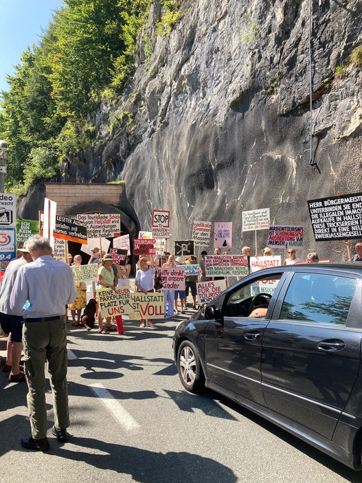 Blockade des Tunnels in Hallstatt 2024 als Protest gegen den Massentourismus
