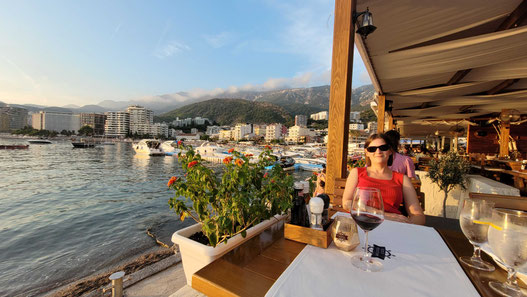 Viele schöne Restaurants am Hafen von Budva aden abends zum verweilen ein