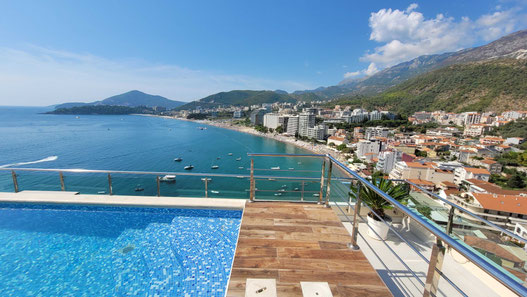 Blick auf Budva und den Bececi Beach vom Dachpool des Hotel Ponta Nova