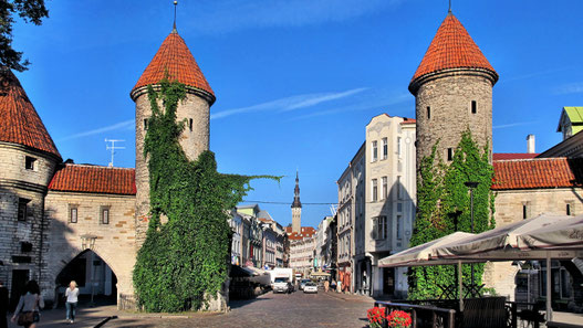 Die Stadtmauer und zwei mächtige Wehrtürme an der Viru-Strasse in Tallin.